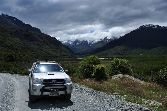 Dirigindo no Valle Los Exploradores, perto da Carretera Austral, região de Puerto Rio Tranquilo, no sul do Chile